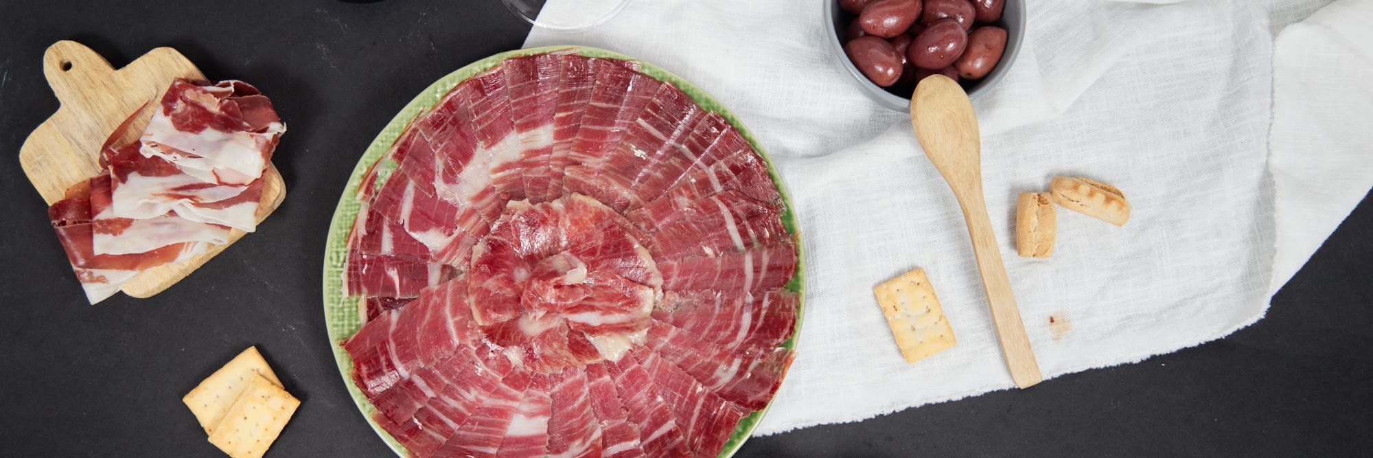 Cortando jamon con lonchas finas